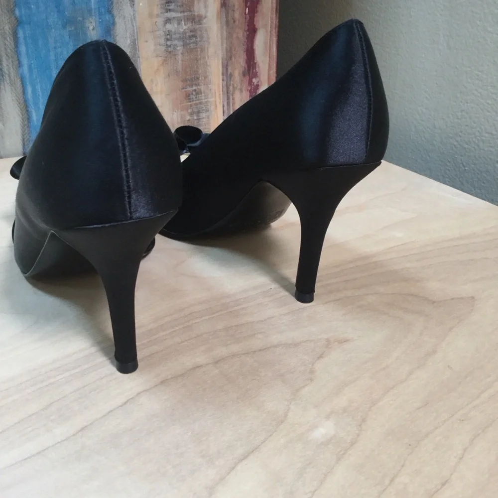 Tahari Sloan Womens Black Satin Peep Toe Ruffle High Heel Shoe Size 9.5